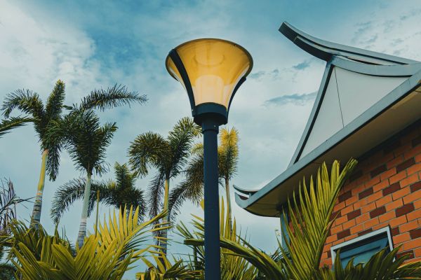 Découvrez les Solutions Innovantes d"Éclairage Solaire pour Valoriser votre Jardin Ombragé