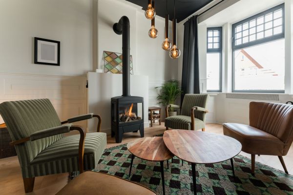 Installer une cheminée à insert dans une maison ancienne : conseils essentiels et points à prendre en compte