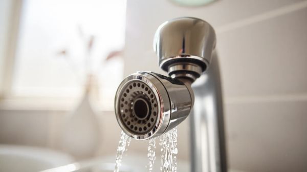 Top 5 astuces pour économiser l'eau avec des embouts de robinet